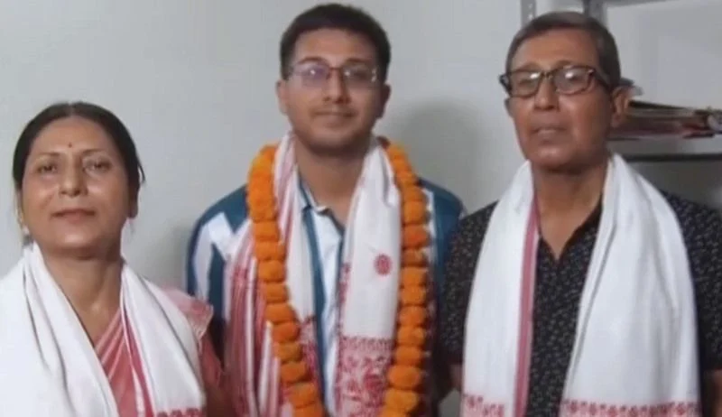 Mayur Hazarika IAS Biography (AIR-5, UPSC 2022), Education, Personal Life and Strategy 2 Mayur Hazarika with his Parents from Starsunfold