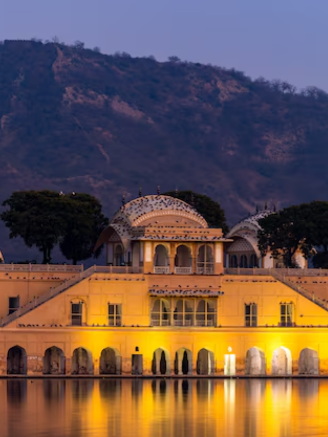 How jal mahal was built in the water?