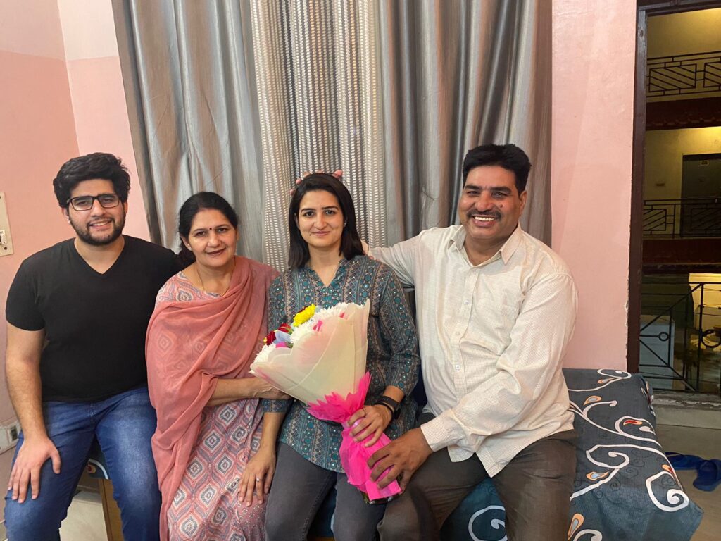 Ishita Rathi Pic with her Parents and Brother